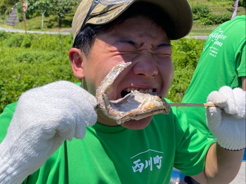 イワナの塩焼きを作って、試食した笑顔