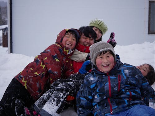 放課後に、親子山村留学のコーディネーターと集落の子どもたちが遊んでいるところ