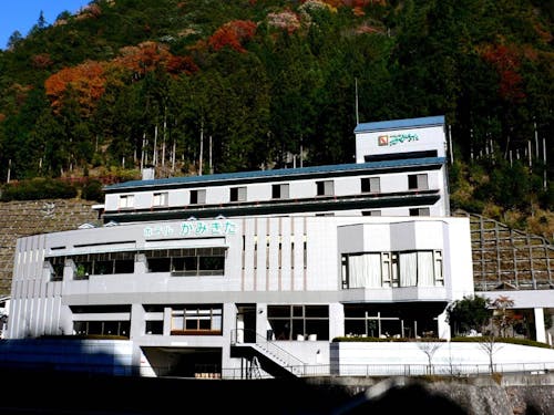 拠点となる宿泊施設「フォレストかみきた」現在リニューアル中です。