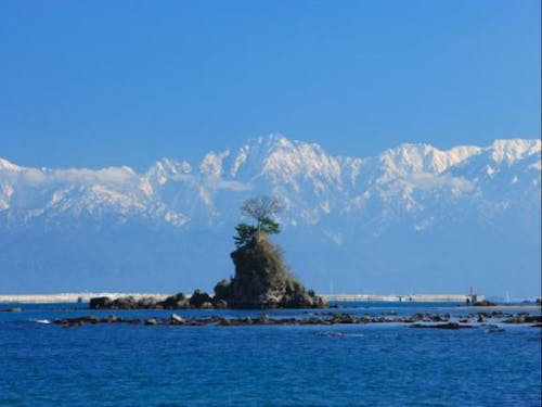 雨晴海岸からのぞむ立山連峰