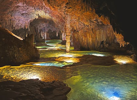 島には世界屈指の洞窟があります。