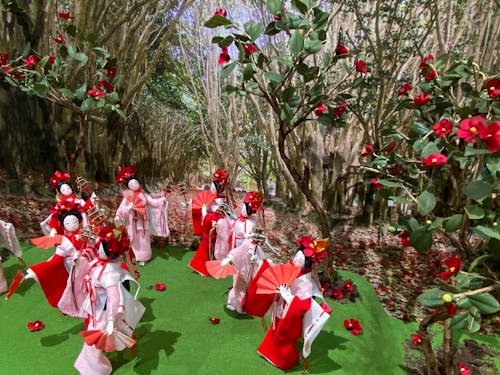 笠山の麓、越ヶ浜に伝わる「巫女の舞」。椿群生林の中で踊る可愛らしい巫女を表現した作品