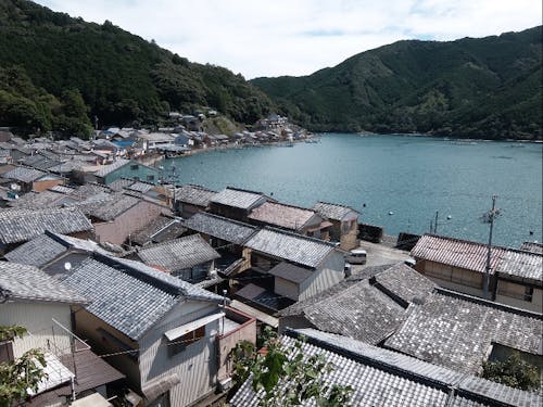 家が寄り添う漁村集落