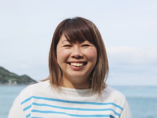 料理を提供してくれる松本さん(能登・輪島市在住)