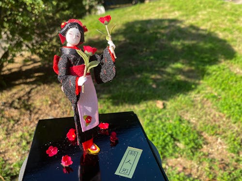 手に花を持ち、首をかしげて微笑む仕草がなんとも可愛らしいですね!