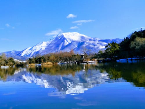 伊吹山のリフレクションを見ることができる三島池のある米原市