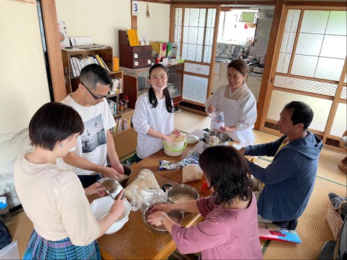 日本最大級の朝市・ 館鼻岸壁朝市にておからを買い、トセノイエでおから味噌を仕込むイベントを実施