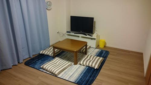 体験住居は、2015年築の新しいマンションの一室で、30㎡のゆったり1Kルーム（バス・トイレ付）。完全プライベート個室、海辺のリラックス空間で、リアルな鎌倉移住を疑似体験！