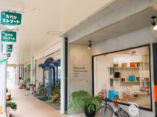 豊岡市街地にあるカバンストリート、カバン屋さんや工房が並ぶ