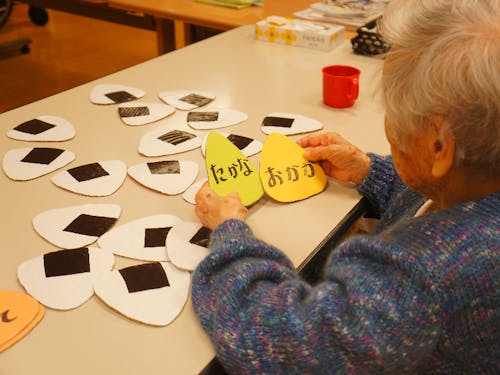 スタッフが作成した神経衰弱をされる利用者さん