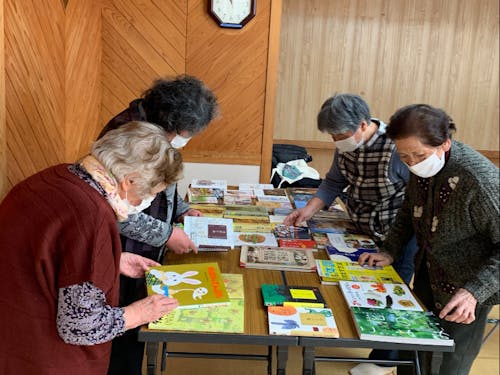 サロンでの移動図書館の様子