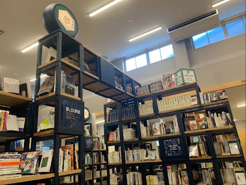 椎葉村図書館「ぶん文Bun」の本棚