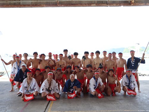 古式捕鯨の実演を前に記念撮影