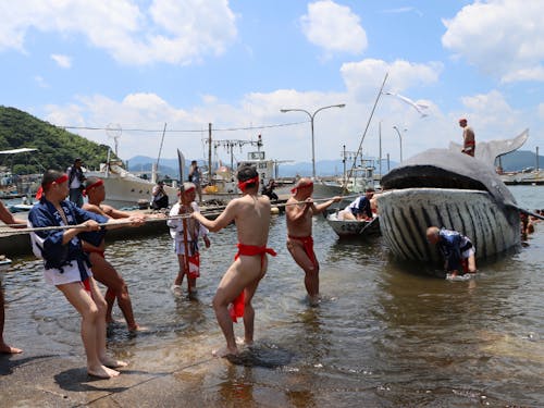 捕った鯨を陸へ引き上げる