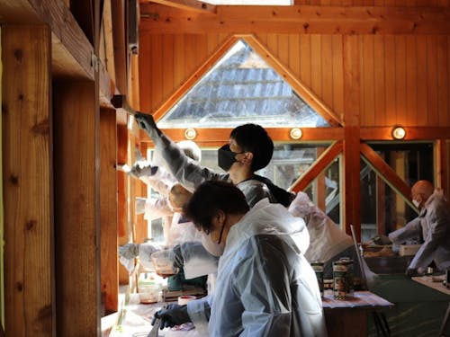 地域の協力者が集い、旧校をみんなでリノベーションする様子