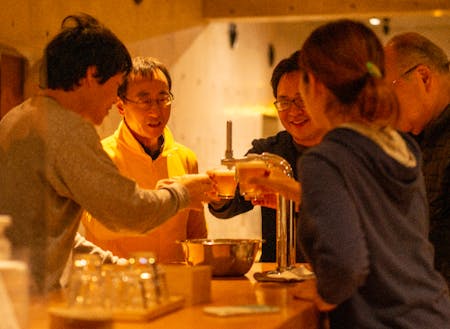 参加者と地域の方、ローカルパートナーの交流