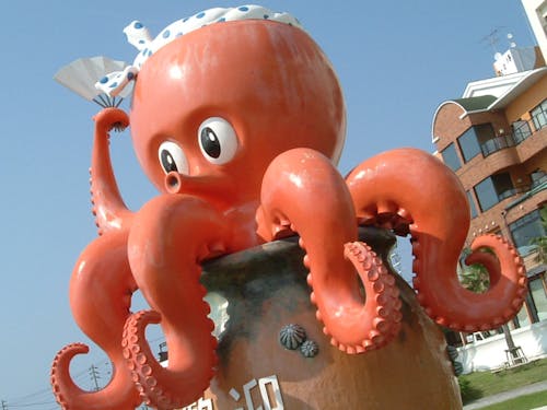 西港にあるタコのモニュメント「にっしー」