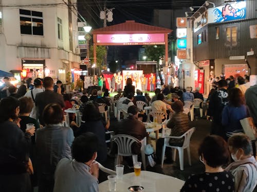 奄美市内のお祭り風景。老若男女問わず大盛り上がり!