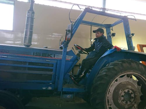 トラクターだって運転します