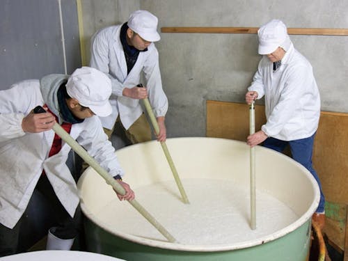 酒造りの様子。まさにお酒は生き物です。