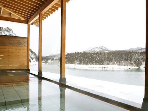 阿賀野川を眼下に雪景色の露天風呂。町中に温泉があります!