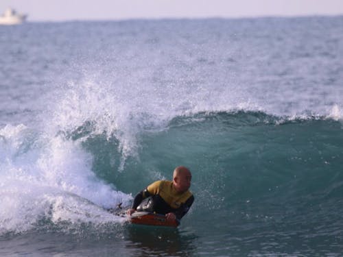 ボディボードで波に乗る木下さん