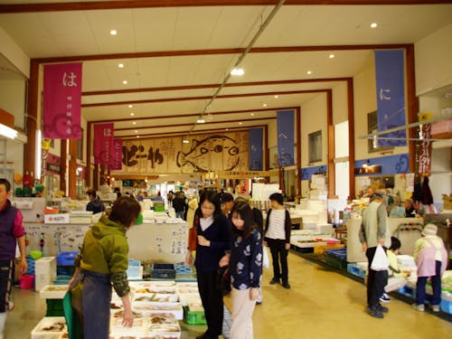 八幡浜市内の市場で新鮮な魚を買う人達