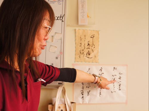 亡き利用者さんが書かれた書について語られる涌井苑長