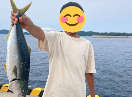 島留学生が釣りあげました。知夫里島に来たらこんなに大きな魚が釣れるかも⁉