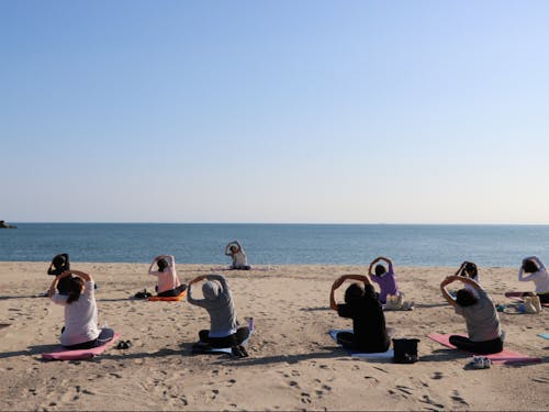 砂浜でのビーチヨガ