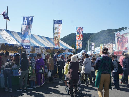 賑わうカツオ祭り。町内外からたくさんの人が訪れます。
