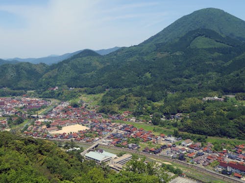 津和野町の街並みと青野山