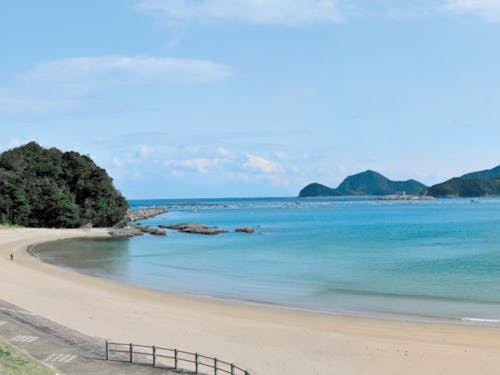 快水浴場百選で九州唯一の「特選」に選定された下阿蘇ビーチ。南国ムード満点の美しいビーチです。