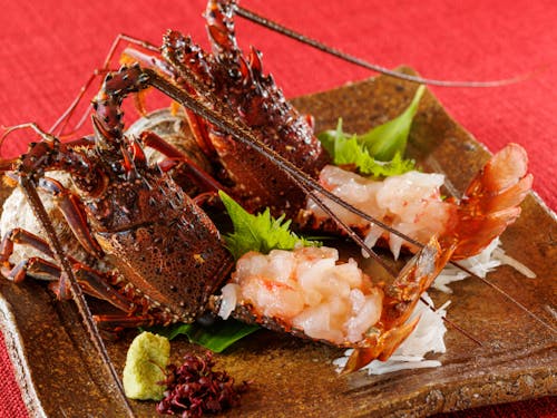 リアス式海岸の波にもまれた上質な伊勢えび