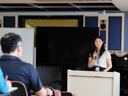 笑顔で講義している森川さん