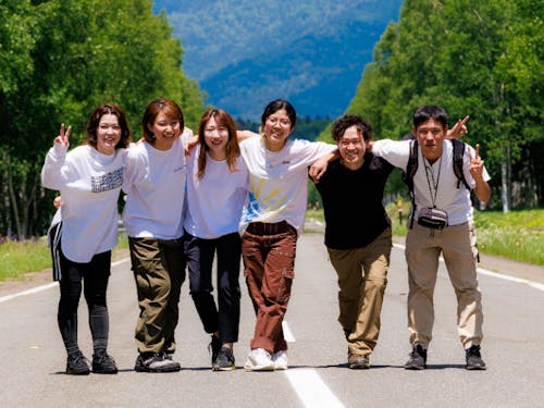 まっすぐ続く白樺並木で仲間とのひと時