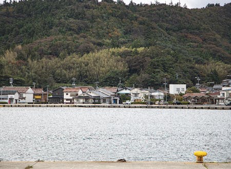 海士町は日本海に囲まれた人口2200人の離島