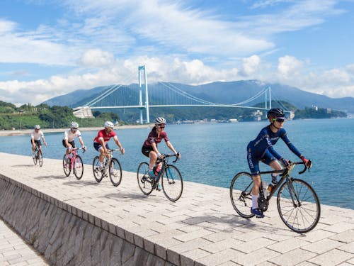 安芸灘大橋をバックにサイクリング