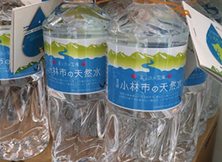 70箇所以上から湧き出る小林市の水のペットボトルパッケージ