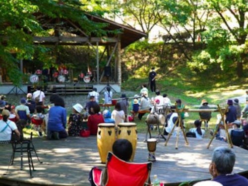 西側「森JAZZ」昨年の様子 森でリラックスしながら聞く