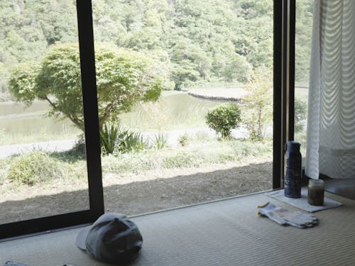 縁側。農作業に疲れたらここで一休み。