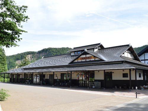 交流拠点のガイダンスセンター兼産直レストラン「若神子亭」