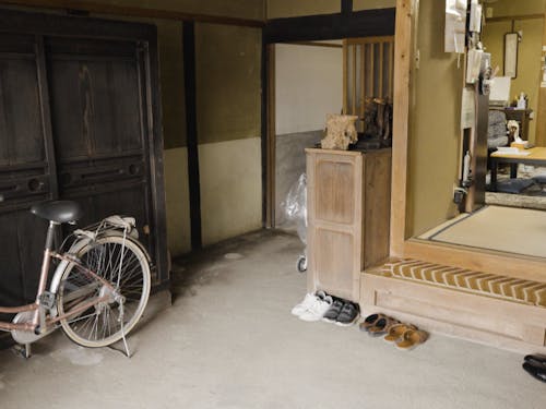 玄関の広い土間スペース。靴などの収納にも困らなさそうです。