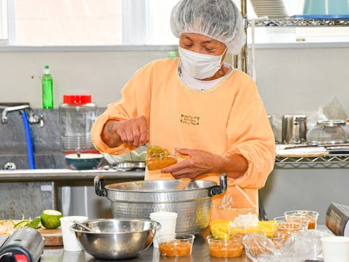 地元の方の温かいご協力のもと、柚子の収穫やゆず味噌作り体験!