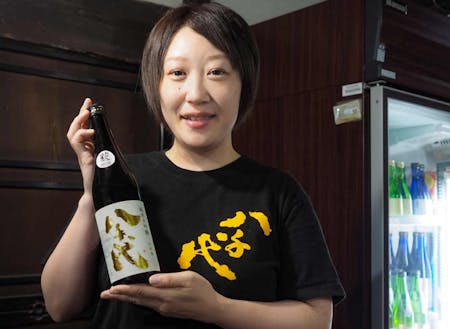 八千代酒造の5代目で、伝統を大切にしながら女性杜氏として新たな価値を提案し続ける蒲久美子さん。
