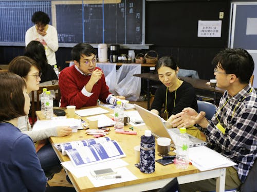 移住者同士のプロジェクトミーティングの様子