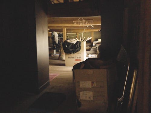 二階の洋室以外はすべて物置スペース。物が多く残っています。