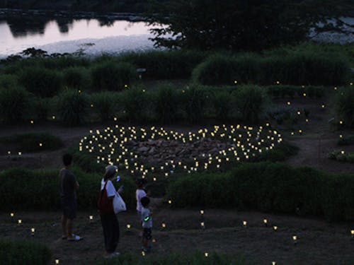 暗がりの中、LDEの光が灯ります