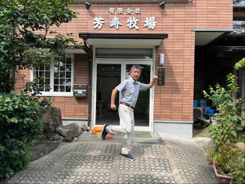 代表の宮井社長!事務所の前でパシャリ!「芳寿豚」を地元人たちの思い出の味にしたいと考えています。