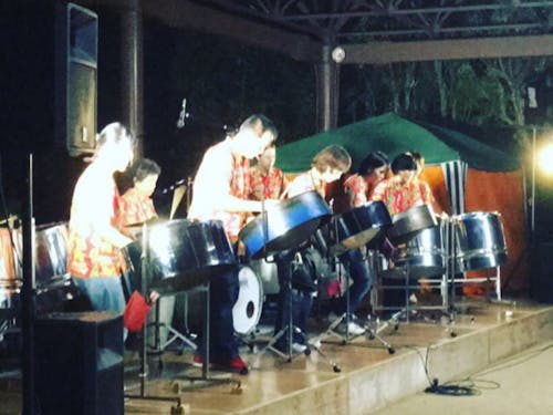 スティールパンバンドの演奏